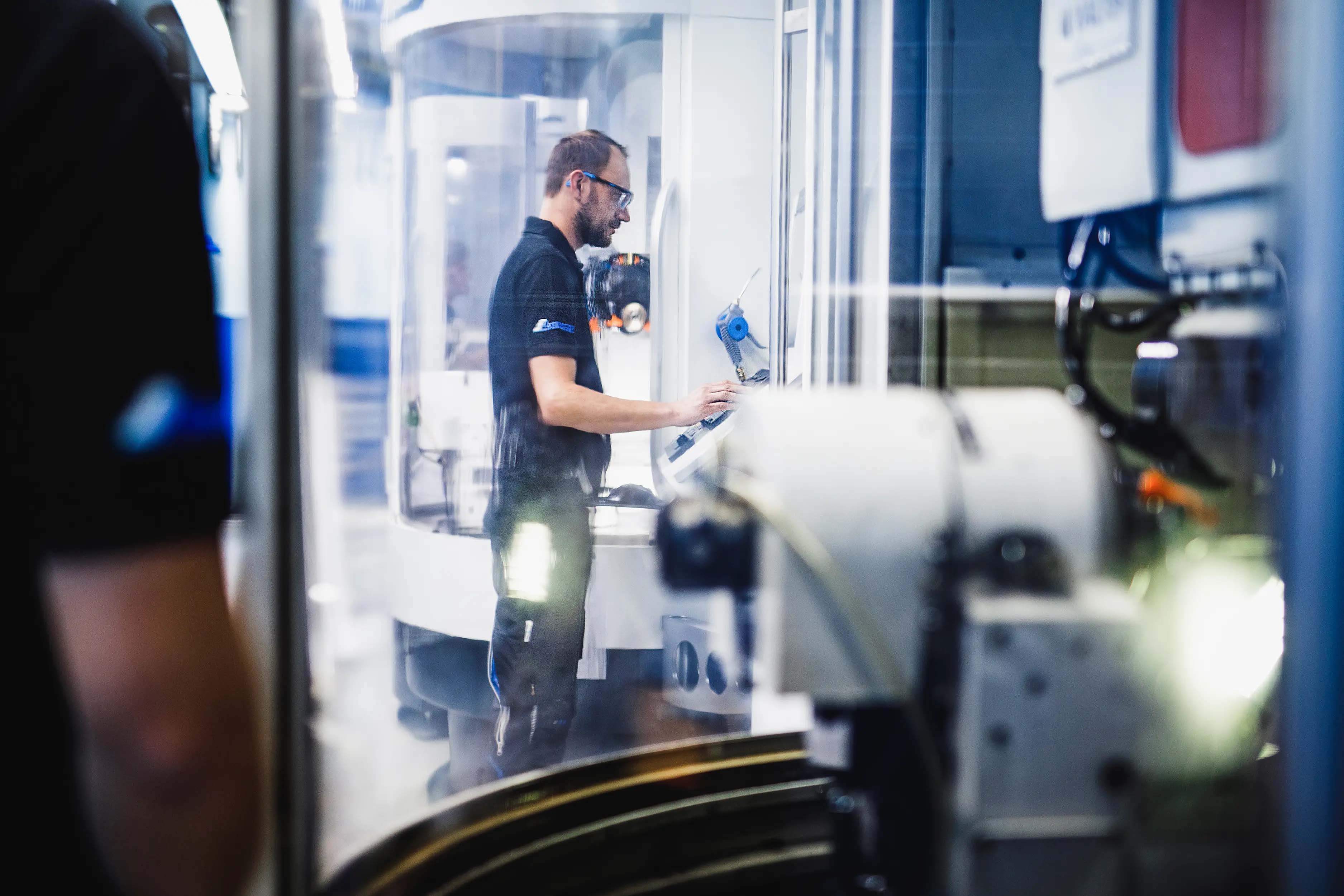 J. Bauer Präzisionswerkzeuge Normwerkzeuge Spezialwerkzeuge Produkte Fertigung Team Cutting Tools Nachhaltigkeit Qualität